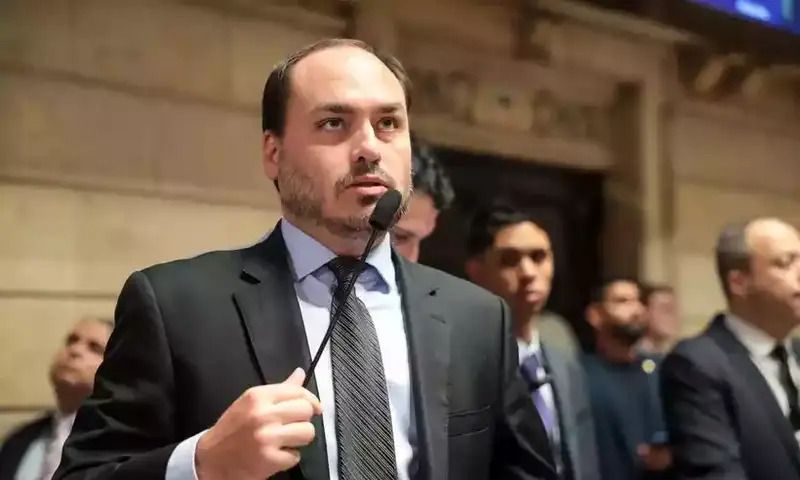 Funcionário de Carlos Bolsonaro é acusado de receber mais de R$ 2 milhões em rachadinha