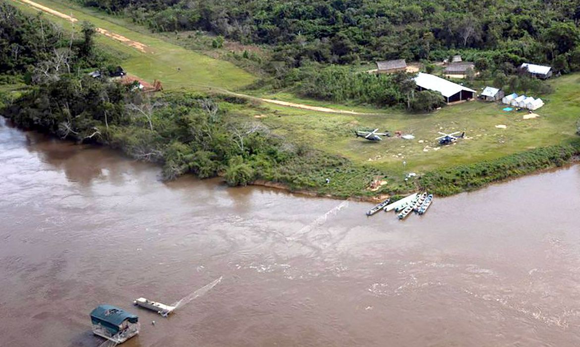 Saúde e FAB entregam remédios a comunidades ribeirinhas no Amazonas