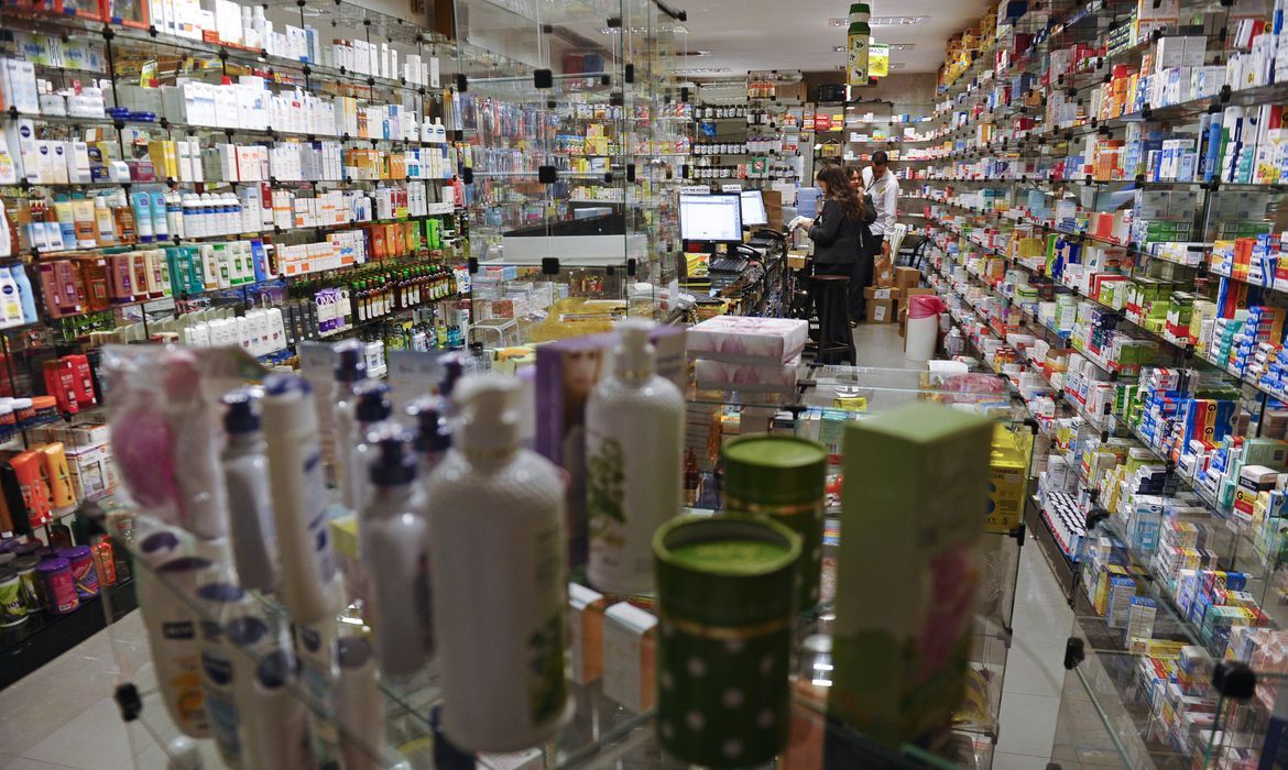 Inflação em abril é de 0,61%, influenciada pela alta de remédios