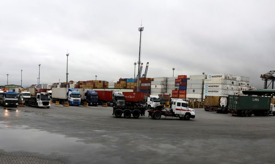 Apenas 0,88% das empresas brasileiras vendem para o exterior