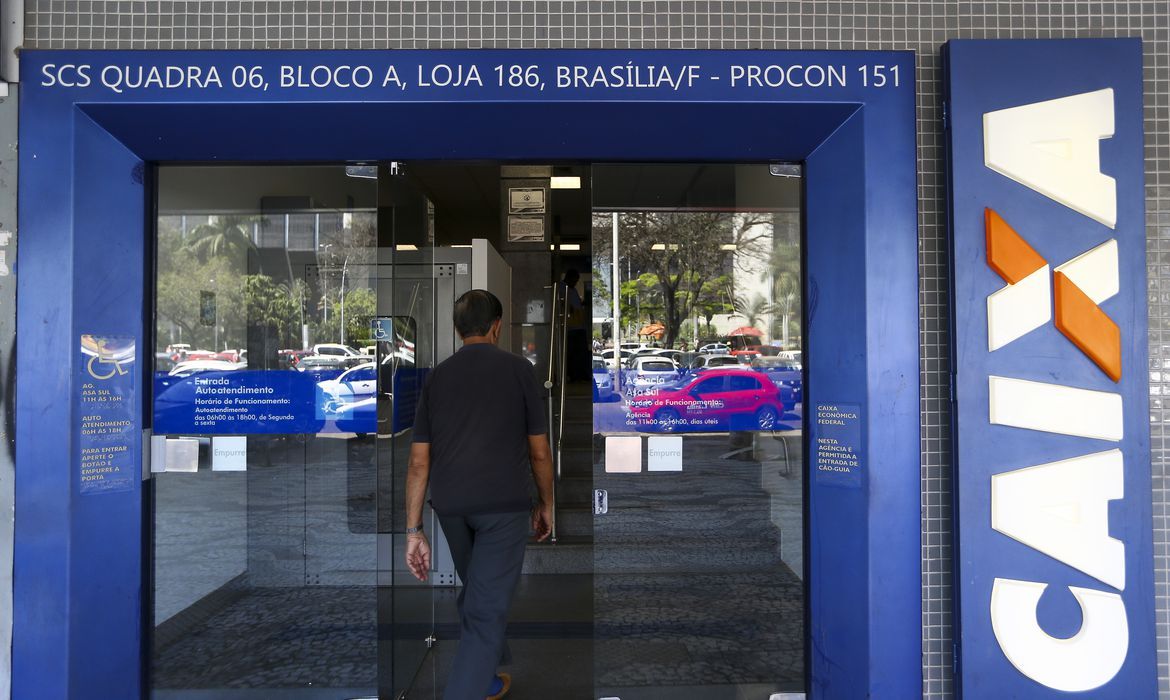 Para servidores públicos, militares e empregados de estatais, inscritos no Pasep, a liberação ocorre pelo Banco do Brasil, nas mesmas datas do PIS. Caixa libera abono salarial para nascidos em setembro e outubro