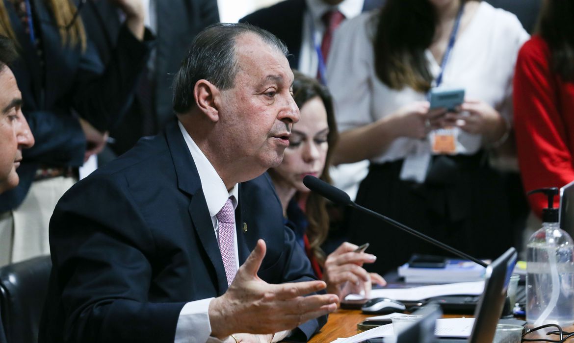 Votação do arcabouço fiscal na CAE é adiada para quarta-feira