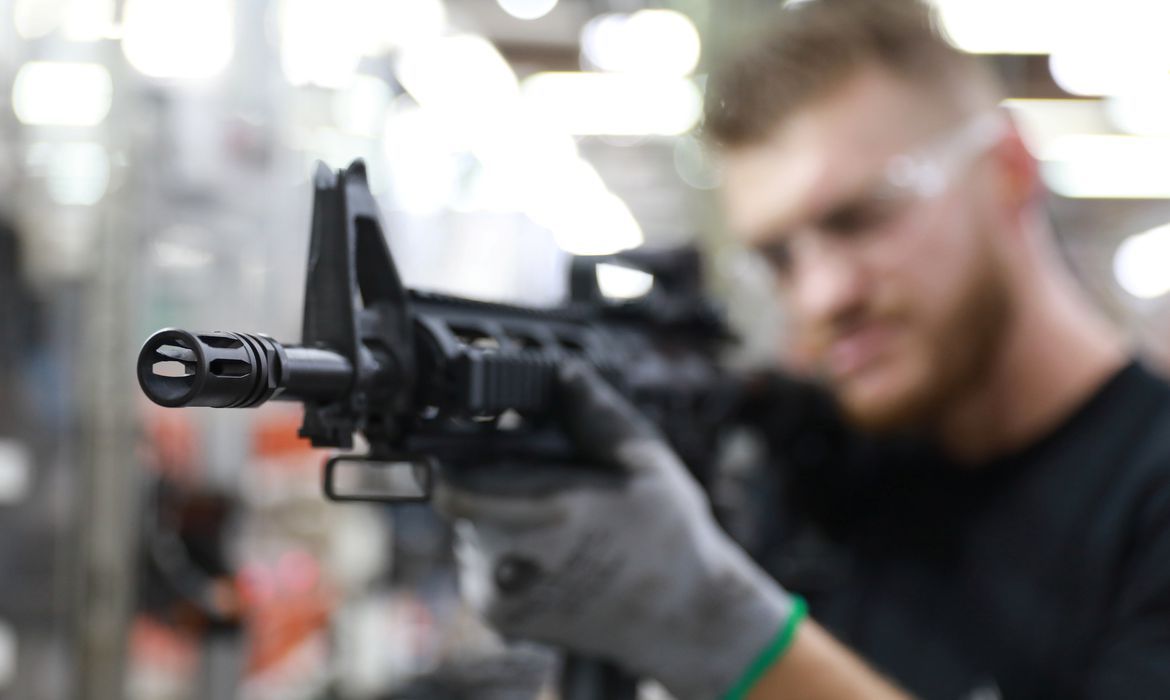 Arma em fábrica de armamentos em São Leopoldo 15/01/2019 REUTERS/Diego Vara STF mantém suspensão de decretos de Bolsonaro sobre armas