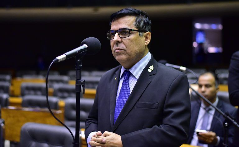 Projeto obriga varas da infância e juventude a oferecerem programas de apadrinhamento