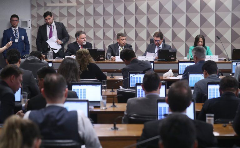 CPMI do 8 de janeiro aprova quebra de sigilos de Zambelli e reconvocação de Mauro Cid