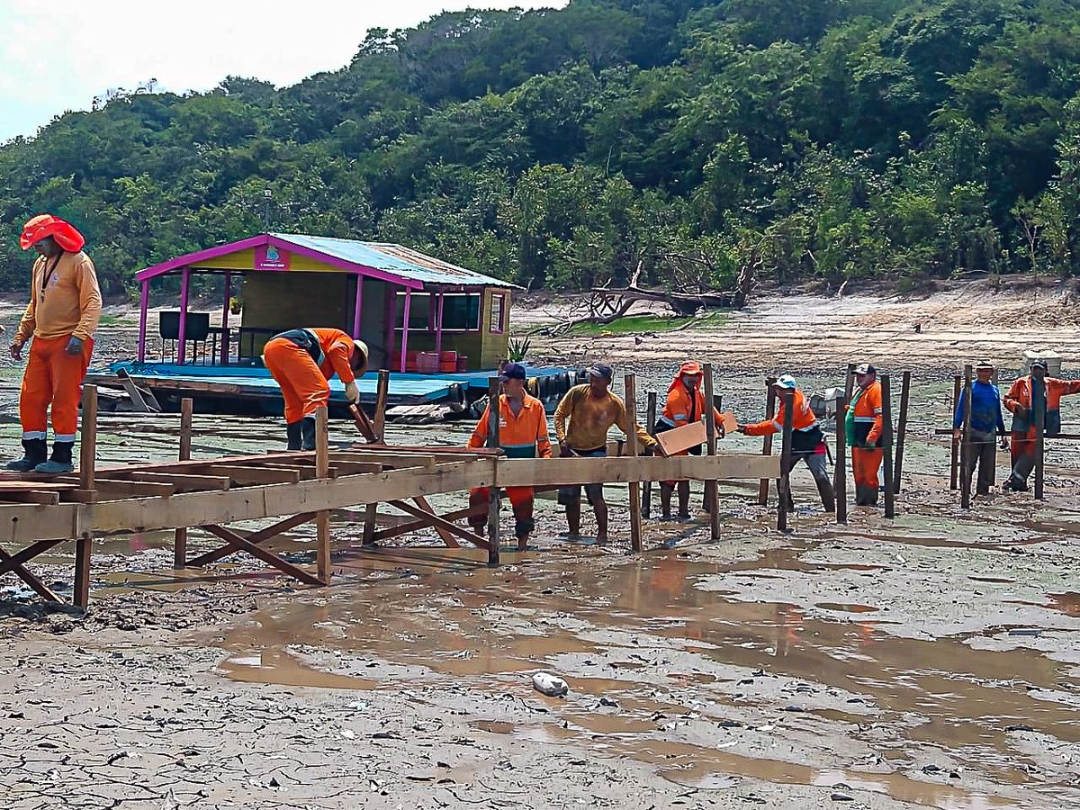 Para conter impactos da seca dos rios, Prefeitura constrói ponte na comunidade do Abelha em Manaus