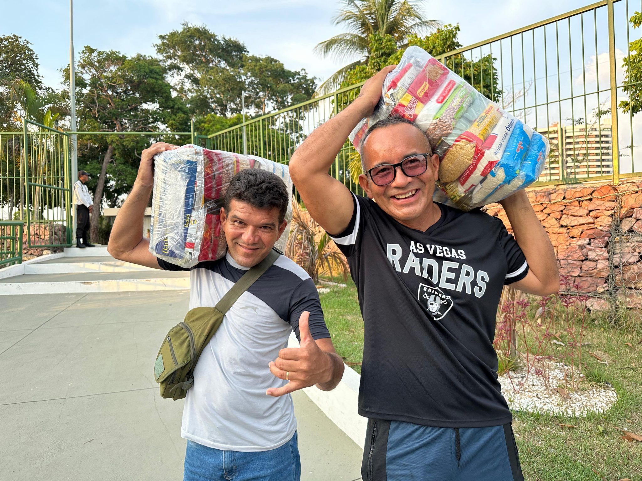 Prefeito de Manaus acompanha distribuição de cestas básicas aos permissionários da Casa de Praia Zezinho Corrêa