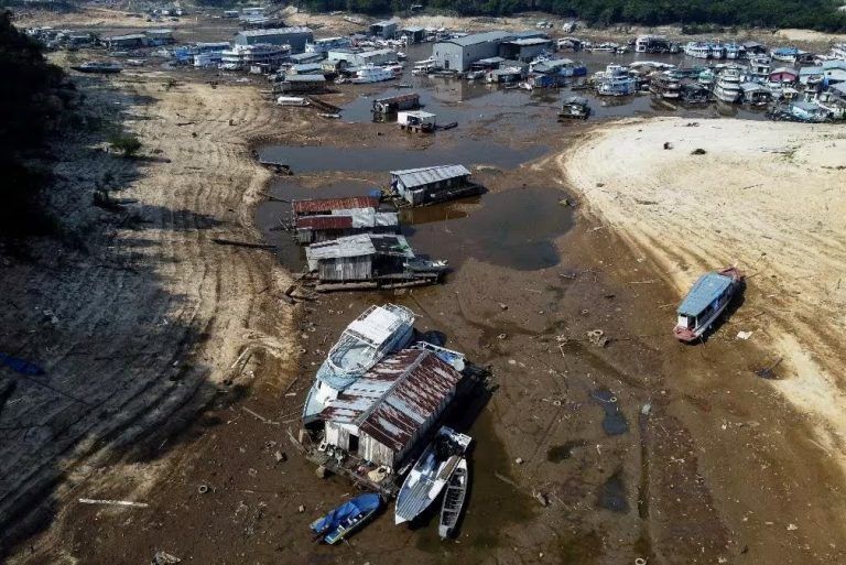 Manaus registra a maior seca da história em 121 anos
