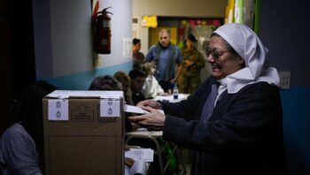 Argentinos começam a votar no segundo turno das eleições