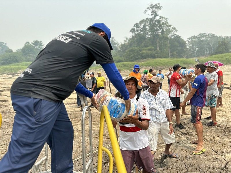Prefeitura leva ajuda humanitária a 120 famílias ribeirinhas com acesso exclusivo por via fluvial