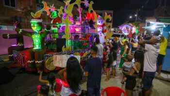 ‘Parada Natalina’ leva encanto às ruas da zona Centro-Oeste da cidade