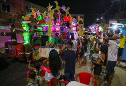 ‘Parada Natalina’ leva encanto às ruas da zona Centro-Oeste da cidade