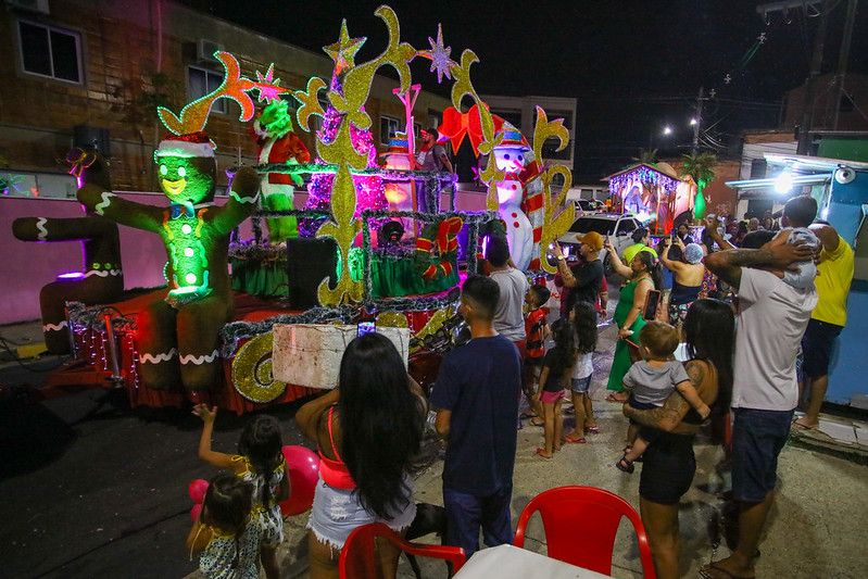 ‘Parada Natalina’ leva encanto às ruas da zona Centro-Oeste da cidade