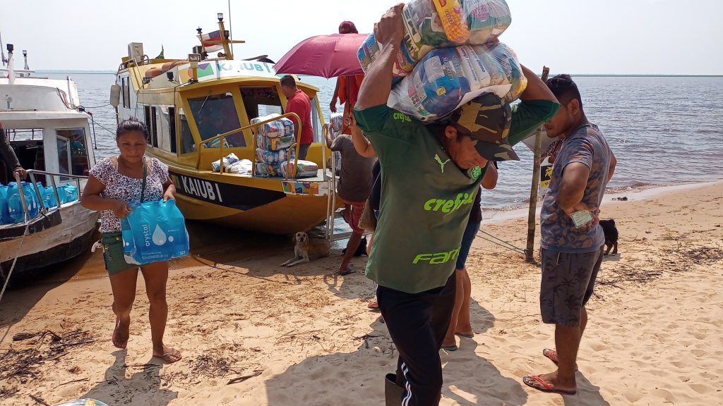 Mais de mil famílias ribeirinhas recebem ajuda humanitária