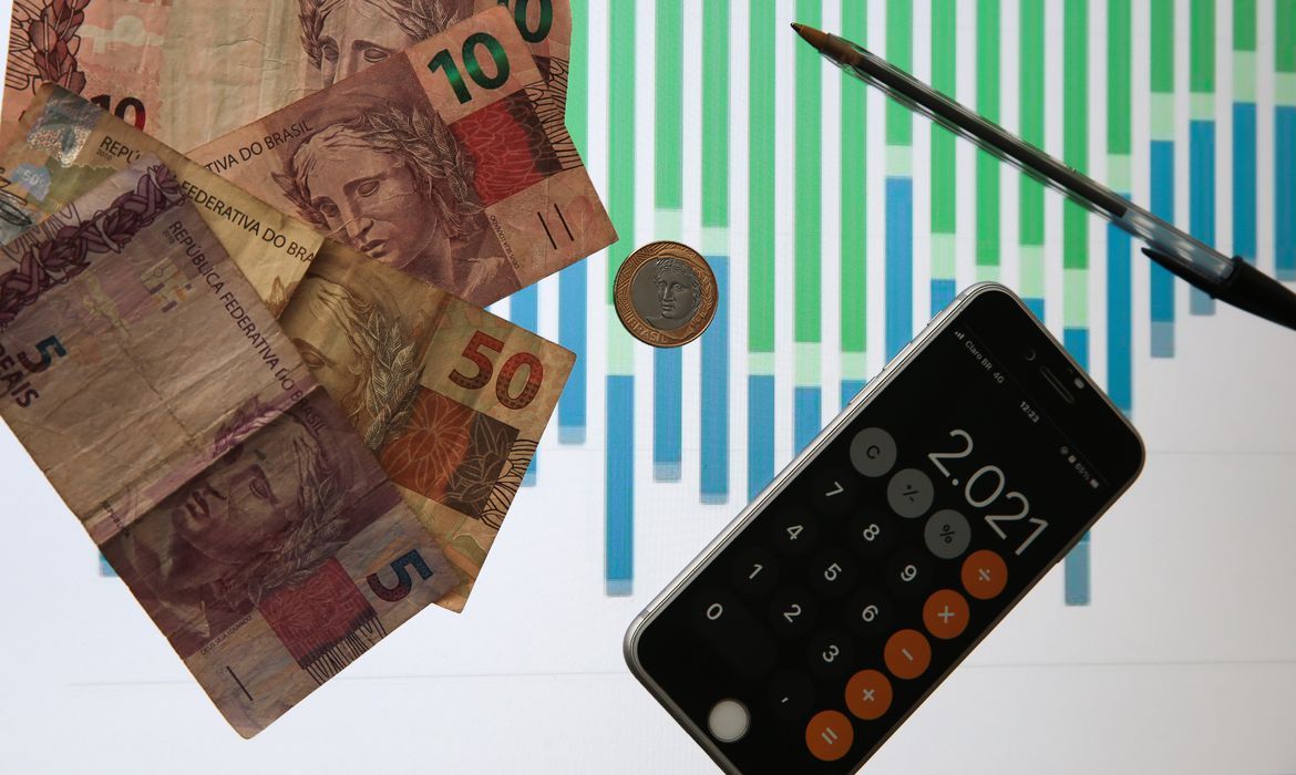 Economia, Moeda Real,Dinheiro, Calculadora Estimativas do mercado para inflação e PIB permanecem estáveis
