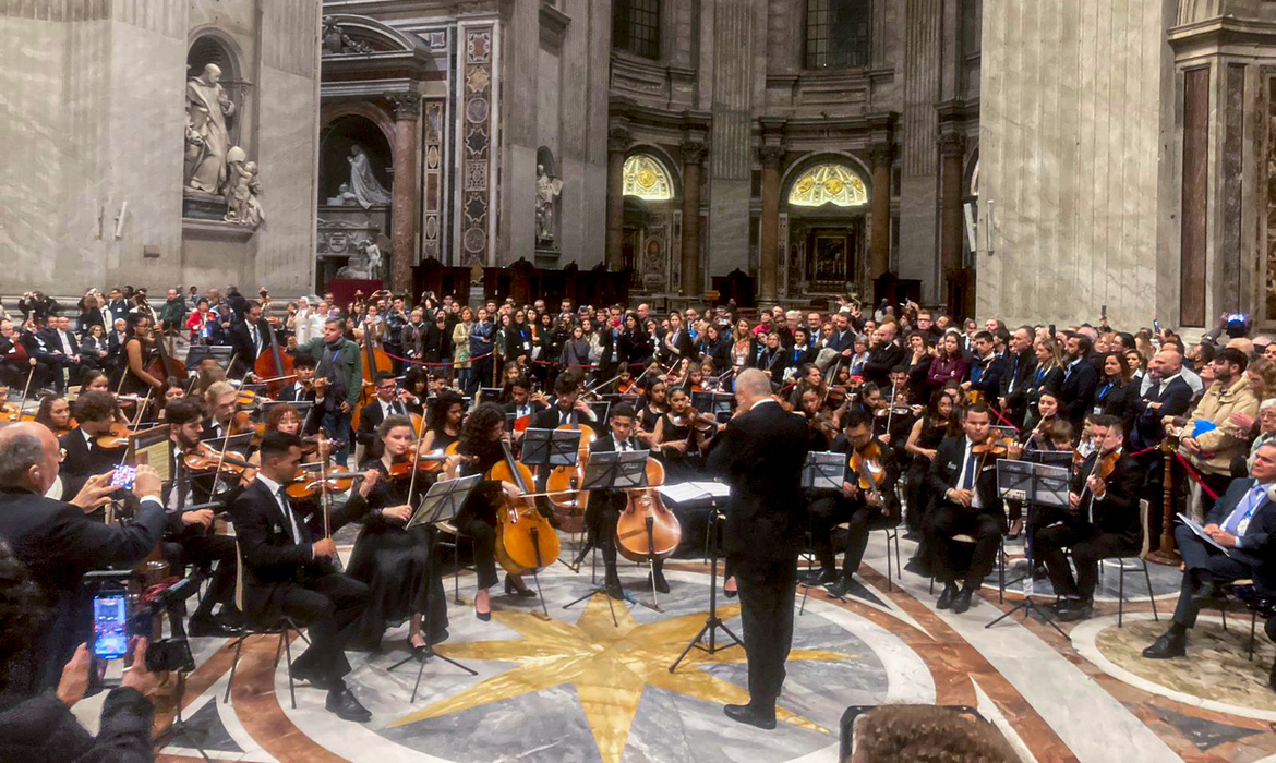 Orquestra com jovens de PE se apresenta no Vaticano para pedir paz