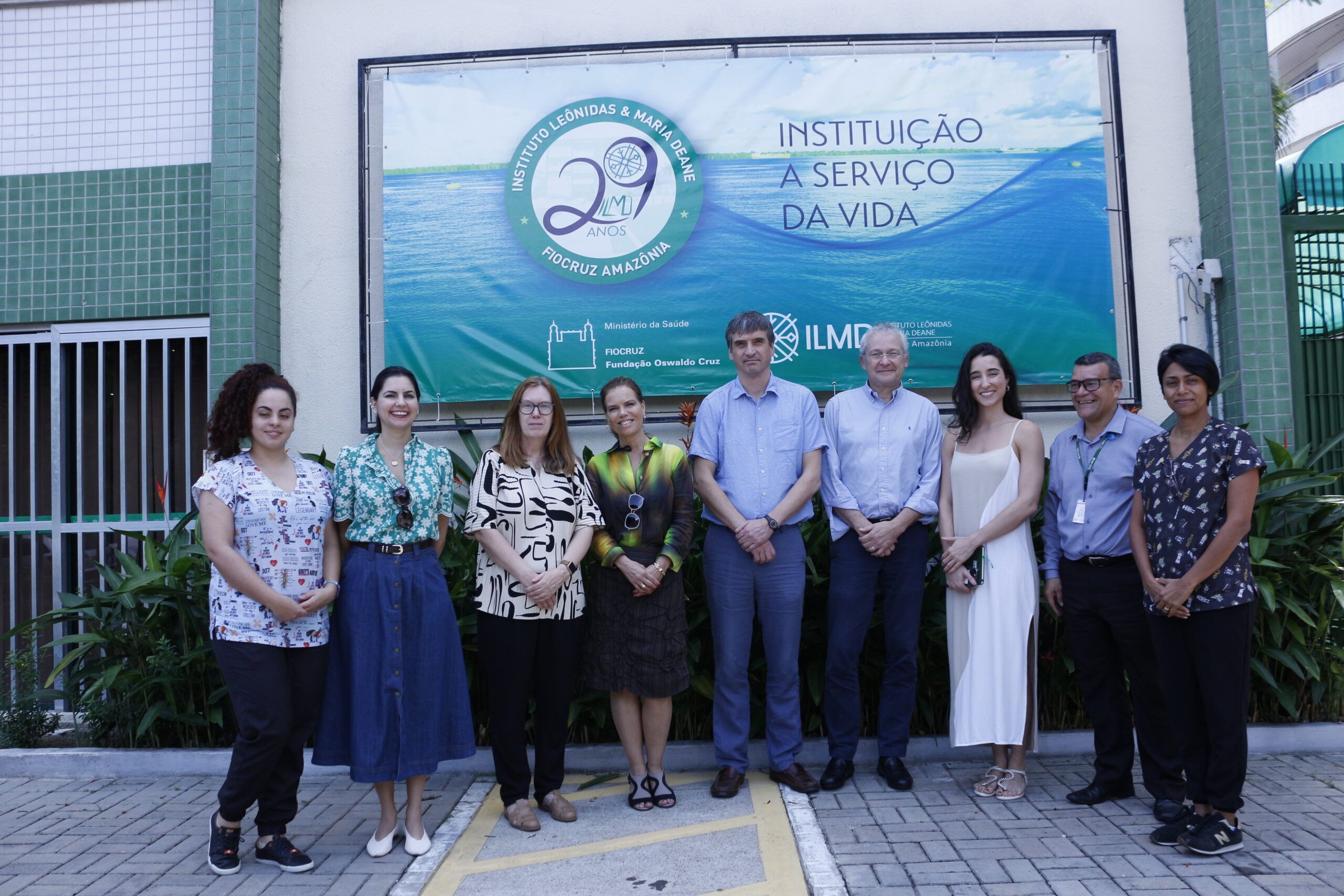 A Universidade de Oxford foi responsável pelo desenvolvimento da vacina contra o novo Coronavírus, em parceria com a biofarmacêutica AstraZeneca. (Fotos: Ascom ILMD/Fiocruz Amazônia) Pesquisadores da Universidade de Oxford visitam a Fiocruz Amazônia