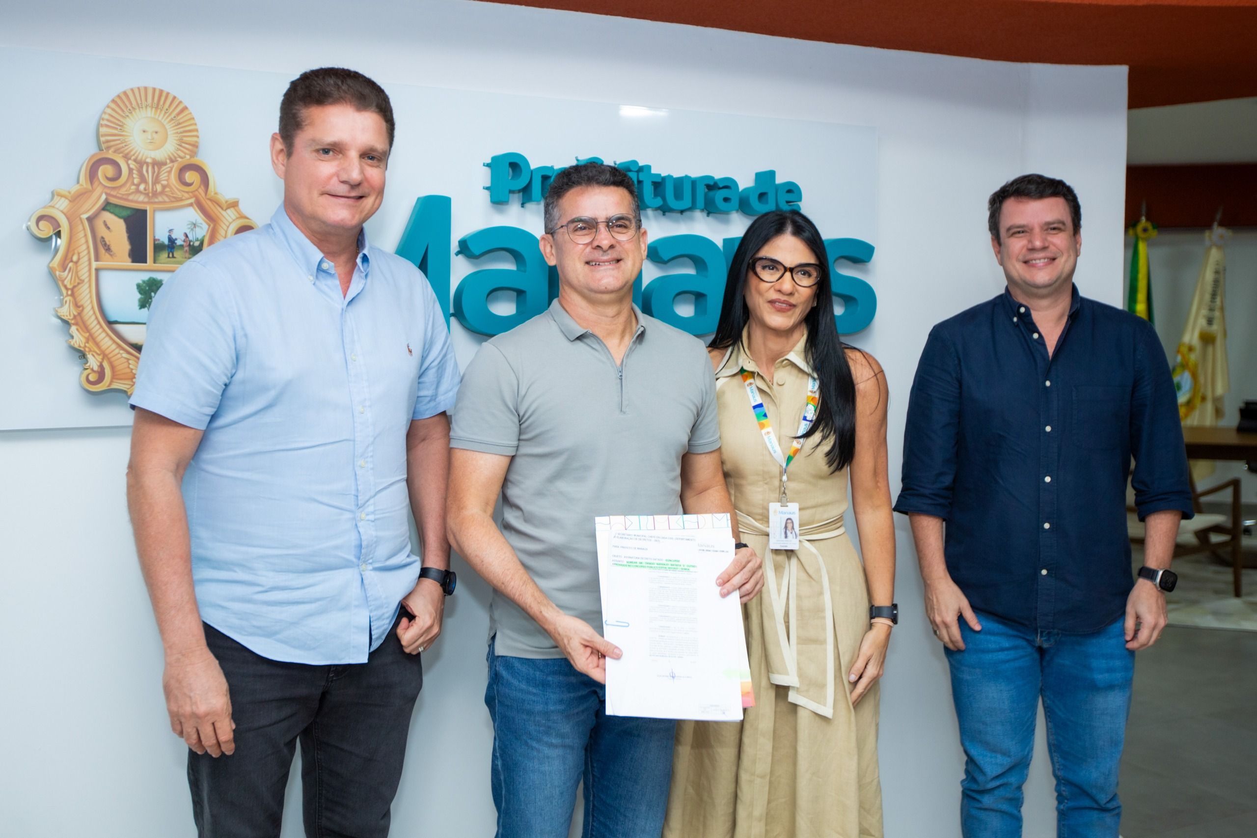 O número de nomeações até o momento chega a 1.788, o que representa 89% das 2001 vagas oferecidas nos três editais do concurso.
(Fotos: Antônio Pereira / Casa Civil)
Prefeito assina a nomeação de 500 profissionais aprovados no concurso da Semsa