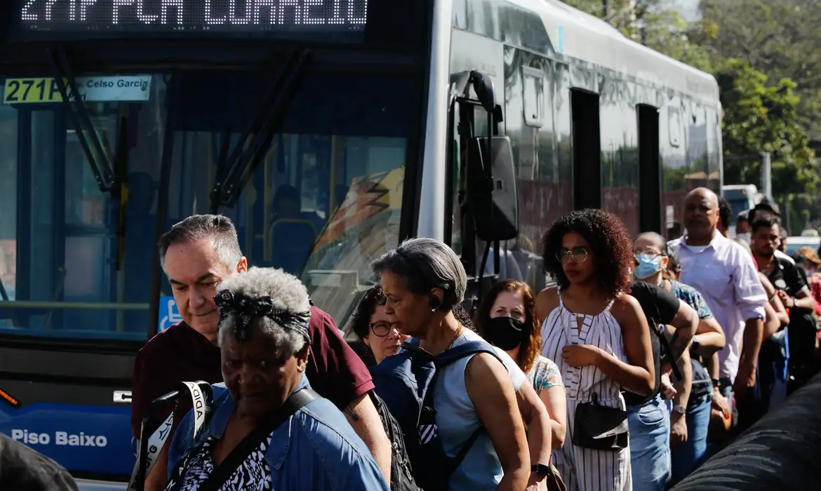 Iniciativa valerá também no dia do Natal e do Ano Novo (Foto: © Fernando Frazão/Agência Brasil) Tarifa Zero em ônibus começou neste domingo na capital paulista