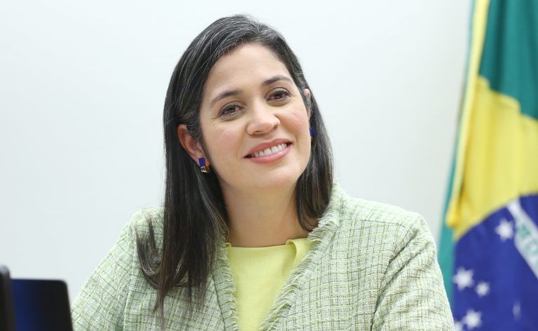 Deputada Iza Arruda
Foto: Vinicius Loures / Câmara dos Deputados
Comissão aprova projeto que cria programa para orientar mães que querem pôr filhos para adoção Fonte: Agência Câmara de Notícias