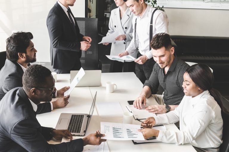 Entre as diretrizes estão a promoção de ambiente de trabalho seguro e saudável
(Foto: Ufalab/DepositPhotos) Nova lei cria certificado para empresa que promove saúde mental dos empregados