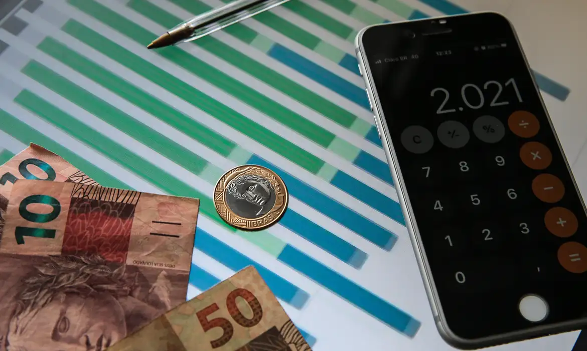 Foto: Marcello Casal Jr/Agência Brasil Mercado mantém previsão de PIB acima de 2% este ano
