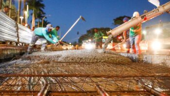 Trabalhadores estendem horário para acelerar obra na W3 Sul