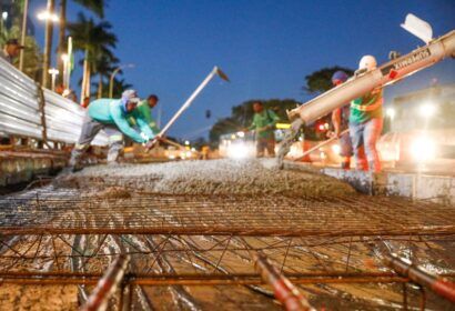 Trabalhadores estendem horário para acelerar obra na W3 Sul