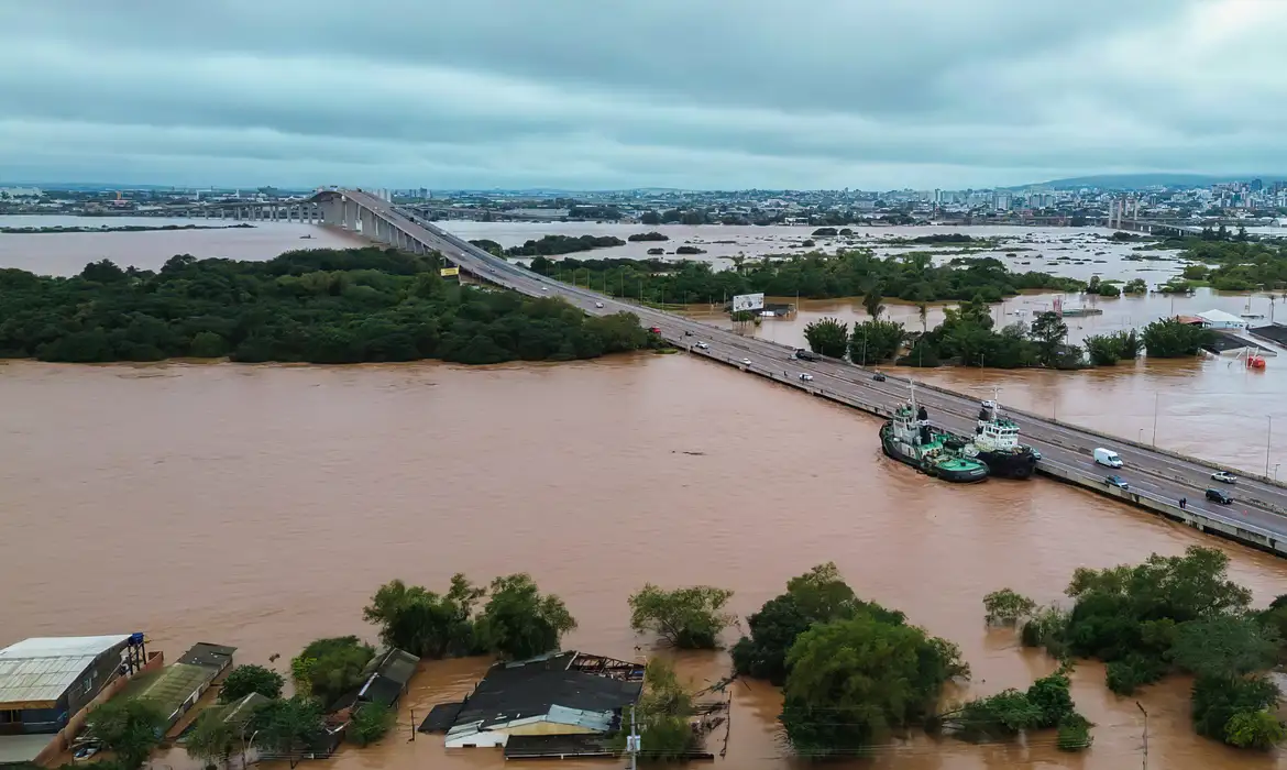Foto: (Concresul/Divulgação) Nível do Rio Guaíba extrapola cota de inundação em Porto Alegre