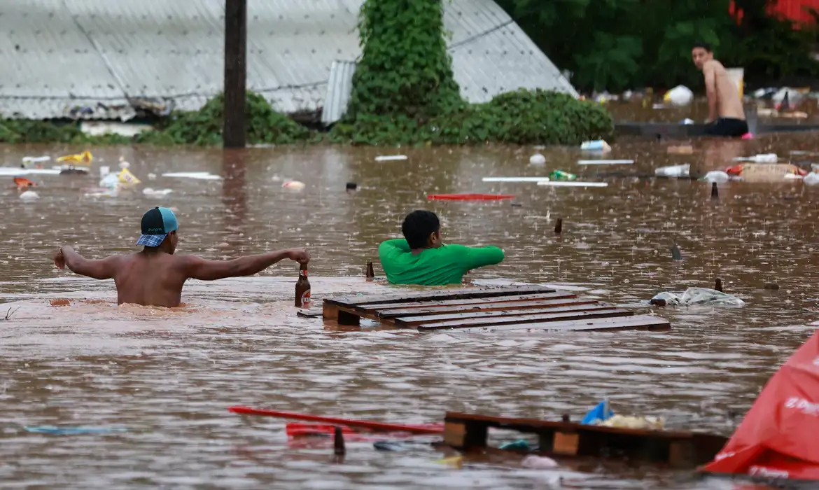 Foto: Diego Vara/Reuters Chuvas no Rio Grande do Sul deixam 31 mortos e 74 desaparecidos Segundo a PRF, 39 rodovias estão totalmente bloqueadas no estado