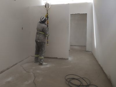 Construção do CEI do Riacho Fundo II em fase de retoques e serviços de limpeza