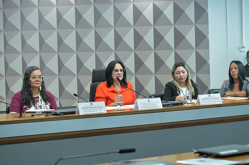 Autora do requerimento para a audiência, a senadora Damares Alves (2ª à esq.) comandou o debate Geraldo Magela/Agência Senado Debatedores defendem fortalecimento de políticas públicas para crianças indígenas