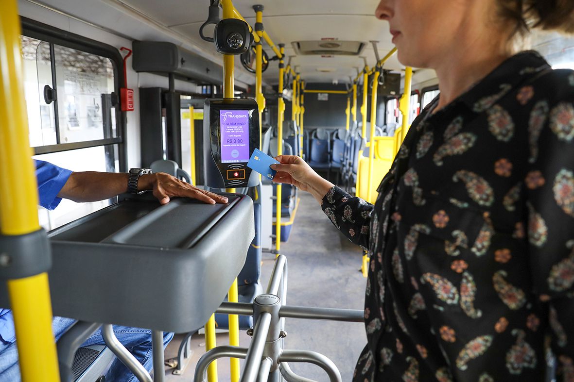 Além de cartões, passageiros poderão utilizar smartphones, smartwatches ou pulseiras inteligentes para fazer o pagamento | Fotos: Paulo H. Carvalho/ Agência Brasília
Em fase de testes, mais de 130 ônibus já circulam com pagamento digital