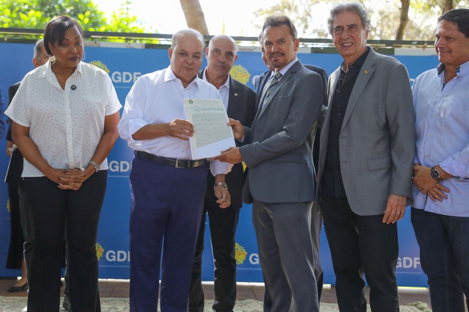 Escritura pública de concessão de uso é entregue ao clube da Adepol