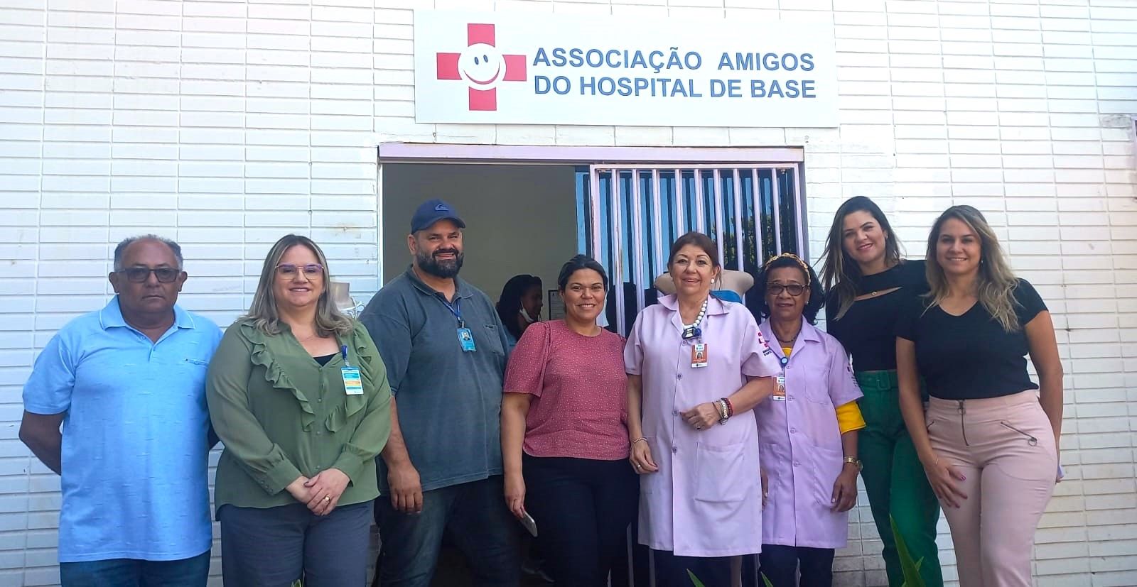 A Associação Amigos do Hospital de Base comemorou a doação feita por alunos de nutrição | Foto: Divulgação/ IgesDF
Estudantes de nutrição fazem doação de roupas e sapatos à Associação Amigos do Hospital de Base
