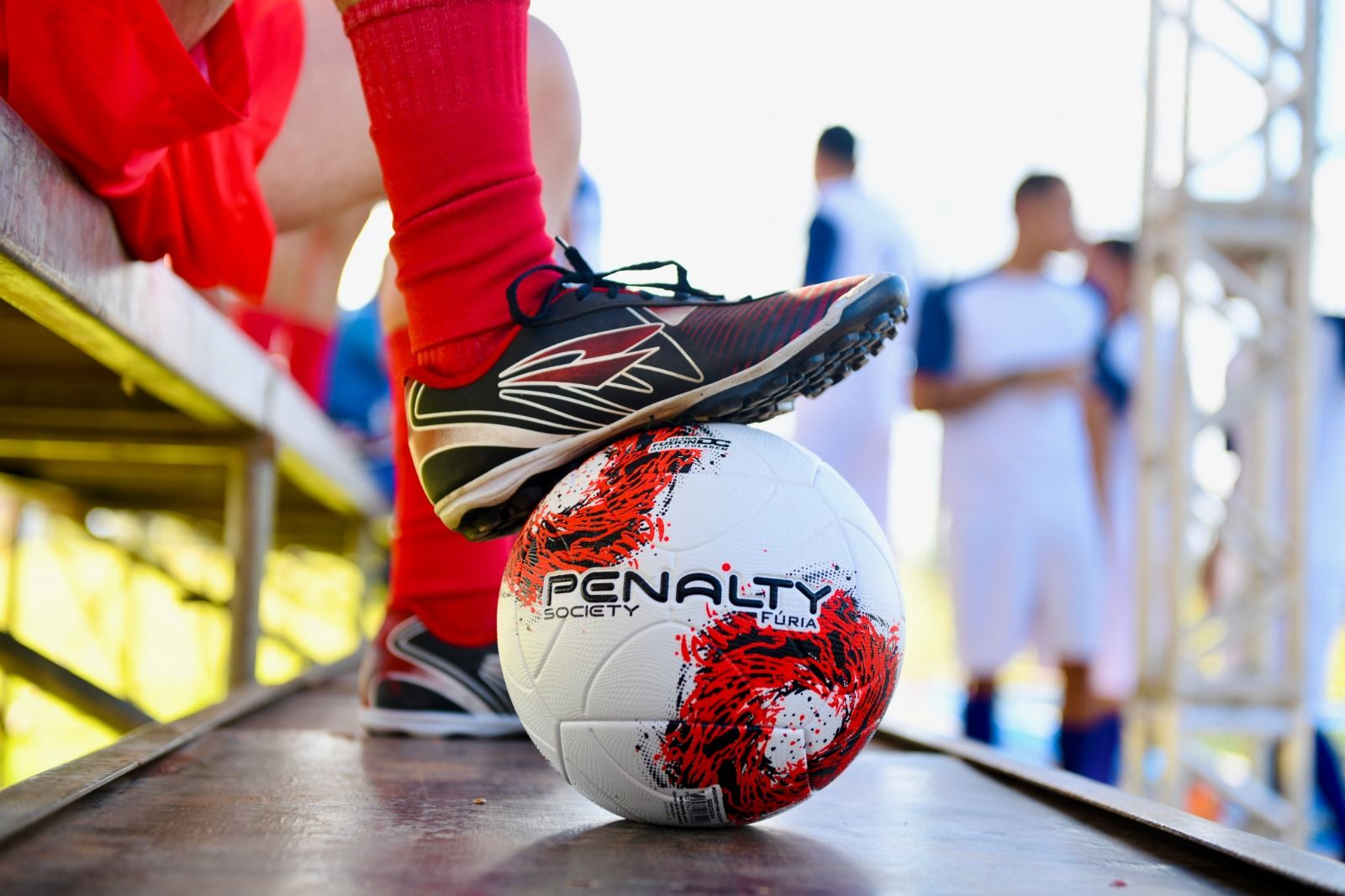 Os socioeducandos podem contar com o novo espaço para a prática de atividades desportivas e pedagógicas na unidade do Recanto das Emas | Foto: Divulgação/ Sejus Inauguração de campo de futebol de grama sintética contribui para ressocialização de socioeducandos