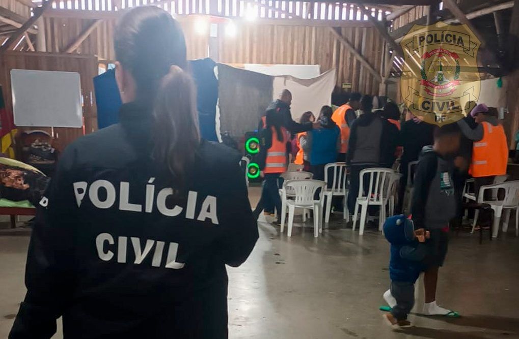 A equipe, que se deslocou em viatura policial no dia 21 de maio e chegou a Porto Alegre no dia 22, tem atuado nos abrigos | Foto: Divulgação/PCDF
PCDF atua nos abrigos do RS para emissão de identidade