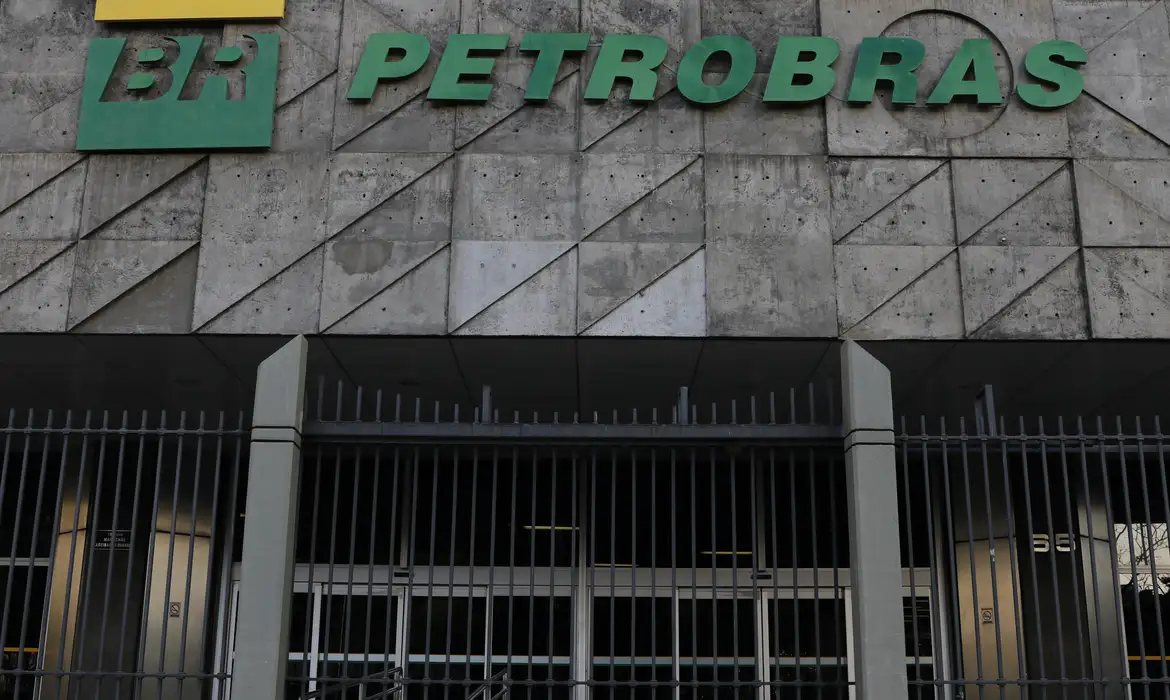 Nova presidente da Petrobras troca três dos oito diretores da estatal