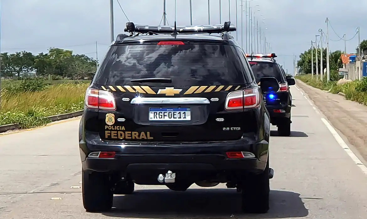 A operação busca identificar e prender criminosos em todo o país que agem, principalmente, na internet com o intuito de armazenar e compartilhar material de abuso sexual de crianças e adolescentes. Foto: (Divulgação/PF) PF cumpre 140 mandados em operação contra abuso sexual de crianças