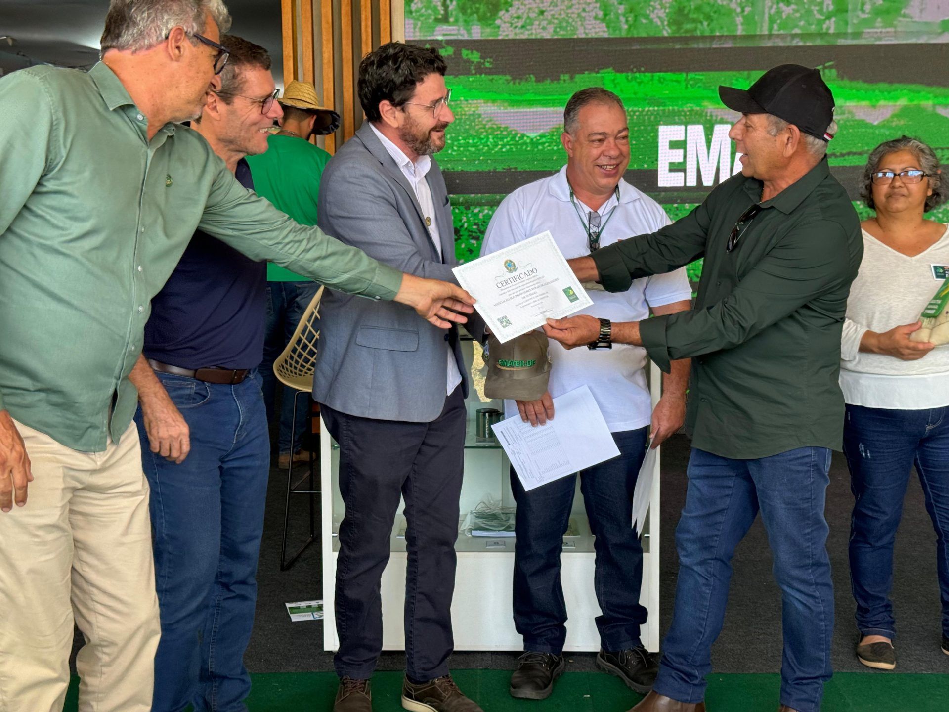 Os selos foram entregues nesta quarta (22) na Feira Rural da Emater, montada dentro da AgroBrasília | Fotos: Divulgação/ Emater-DF
Selo da Agricultura Familiar é entregue a produtores rurais durante a AgroBrasília 2024