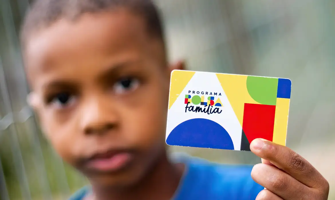 Foto: Lyon Santos/MDS Caixa começa a pagar Bolsa Família de junho