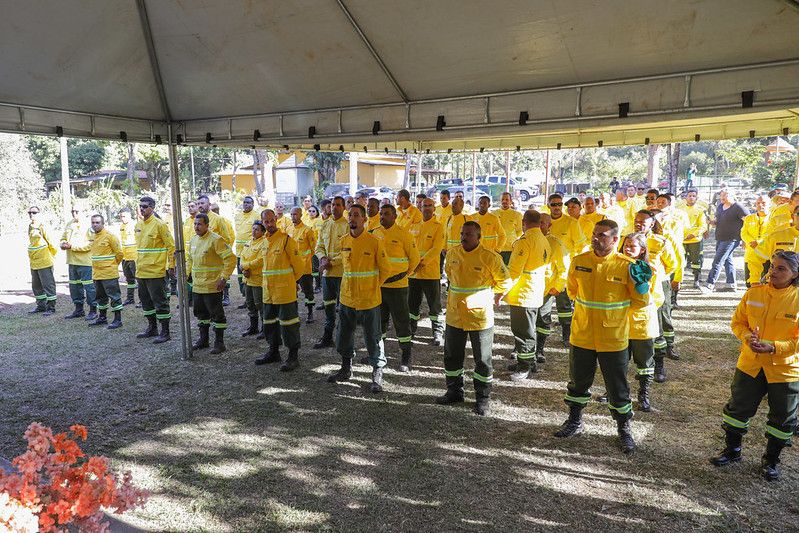 Por isso, o Governo do Distrito Federal (GDF) tem realizado ações para a prevenção e o combate ao fogo. Uma delas foi a posse de 150 brigadistas temporários, nesta quarta-feira (26). Foto: Tony Oliveira/ Agência Brasília Combate a incêndios florestais recebe o reforço de 150 brigadistas
