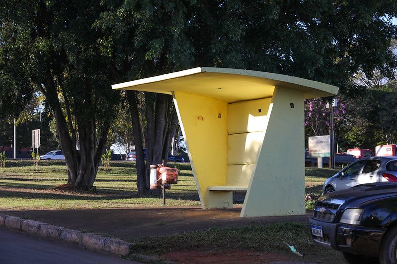 Quatro abrigos de ônibus na Vila Telebrasília, no Plano Piloto, foram renovados nesta quarta-feira (5). Foto: Joel Rodrigues / Agência Brasília
Paradas de ônibus na Vila Telebrasília passam por limpeza e pintura