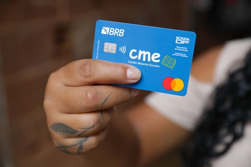 O Cartão Material Escolar auxilia financeiramente famílias de baixa renda que sejam beneficiárias do programa Bolsa Família no custeio de materiais essenciais para a educação dos estudantes de 4 a 17 anos | Foto: Geovana Albuquerque/Agência Brasília Recursos do Cartão Material Escolar devem ser utilizados até 11 de junho