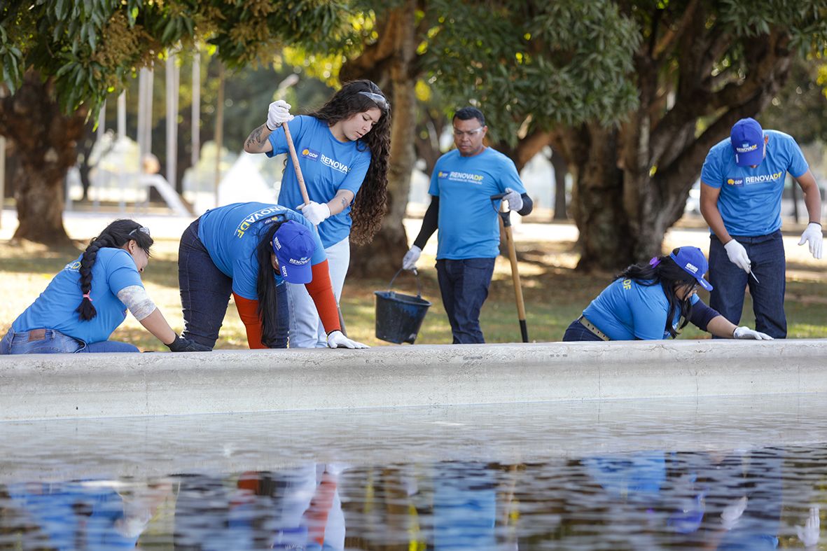 Participam desse trabalho 20 alunos, selecionados entre os 1,5 mil do segundo ciclo do programa | Fotos: Geovana Albuquerque/Agência Brasília
Alunos do RenovaDF trabalham em manutenção da Praça do Buriti