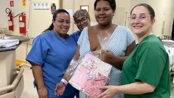 enfermeira-do-hrsm-doa-kits-de