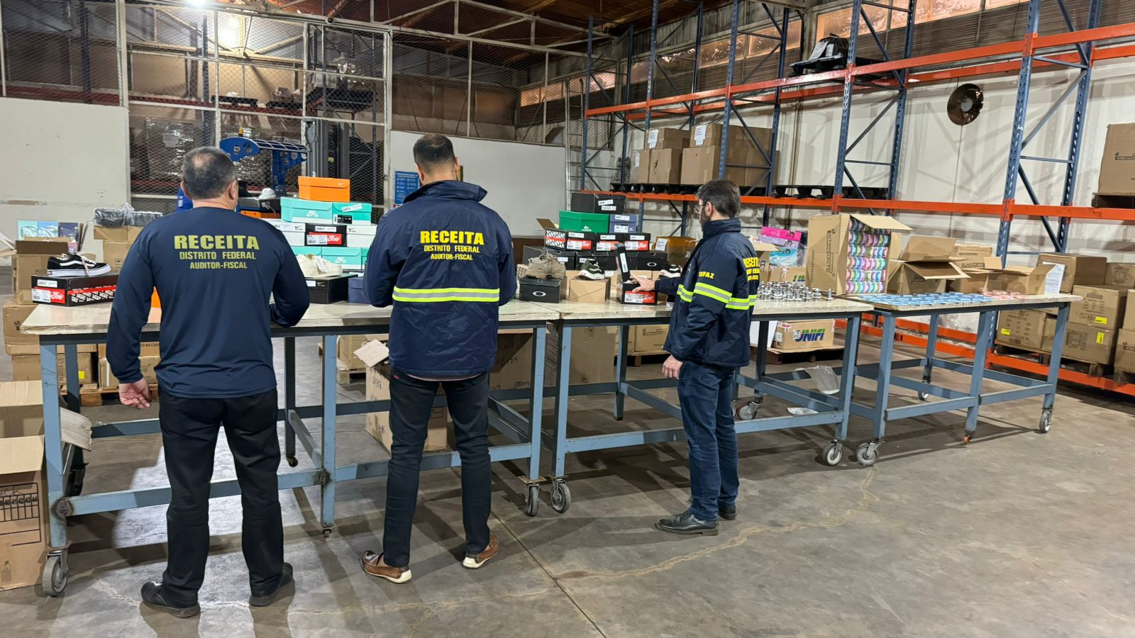 Dentre os produtos apreendidos estão 18 mil pacotes de fraldas descartáveis, 19 mil litros de refrigerante e 37 mil quilos de grãos | Foto: Divulgação/Seec-DF
Operação apreende R$ 770 mil em mercadorias irregulares