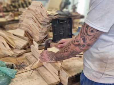 Reeducandos produzem rodos de madeira para doação ao Rio Grande do Sul