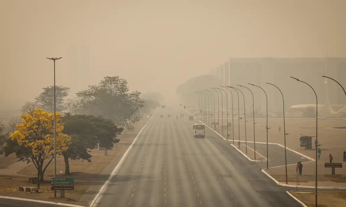 Os focos de incêndio têm batido recorde neste ano em regiões como a Amazônia, o Pantanal e o Sudeste Foto: (Marcelo Camargo/Agência Brasil) Brasília amanhece coberta de fumaça pelo segundo dia seguido