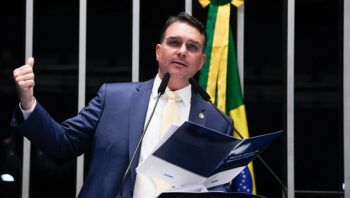 flavio-bolsonaro-pede-impeachm